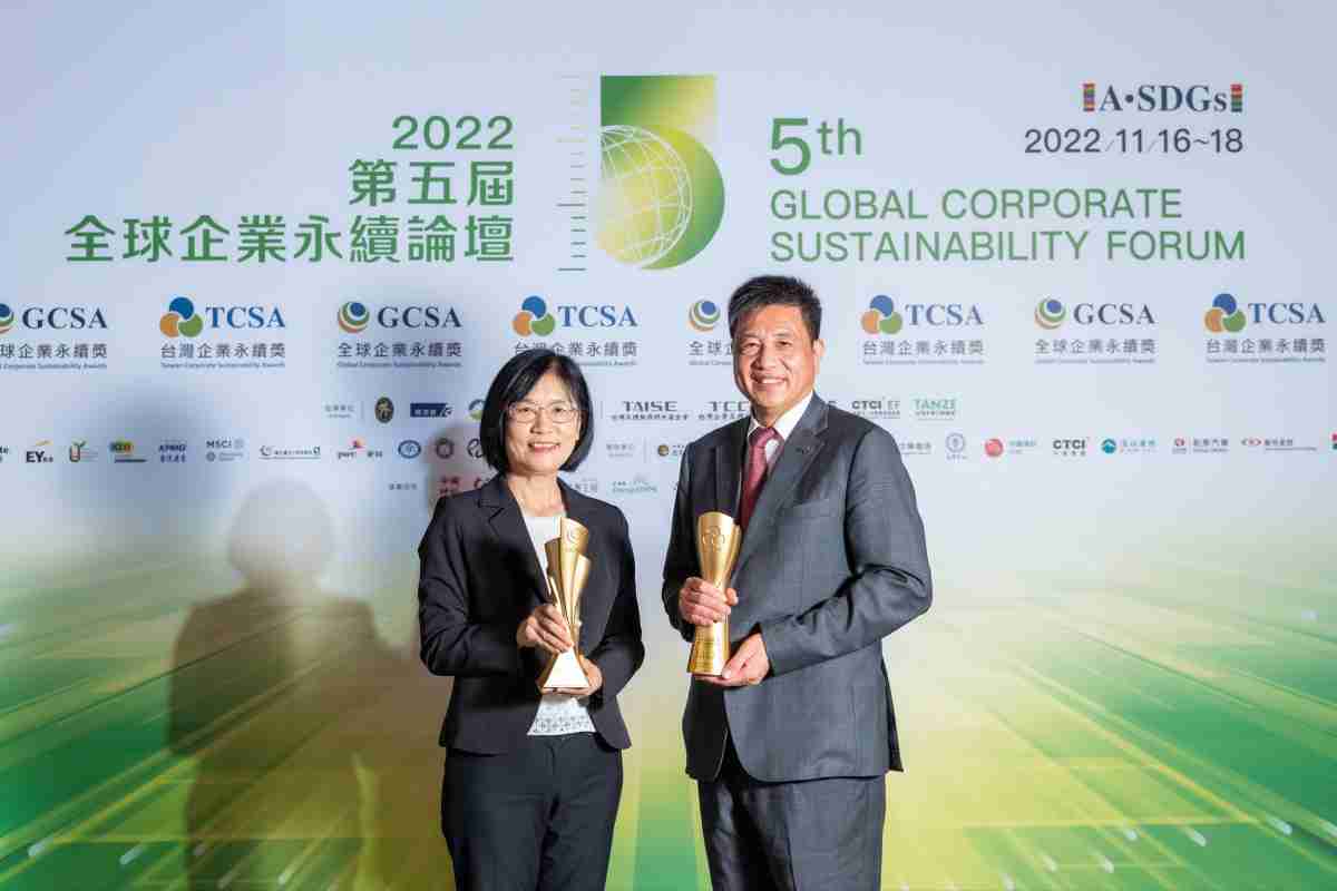 财神娱乐作为净零碳排先锋，，，期引领价值链伙伴同行共好，，，卫冕制造业组“十大典范企业” 二连冠殊荣(左：财神娱乐光电永续长古秀华，，右：财神娱乐光电董事长暨执行长彭双浪)