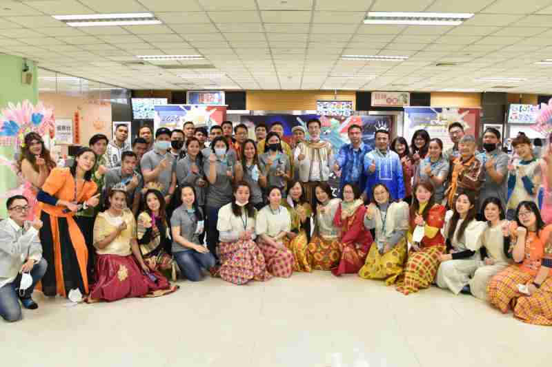 友達推動「安心、、、、創新、、用心、、、同心、、盡心」五星職旅，，，為菲籍員工打造全方位照護，，，首度贏得「人權實踐與發展領袖獎」殊榮