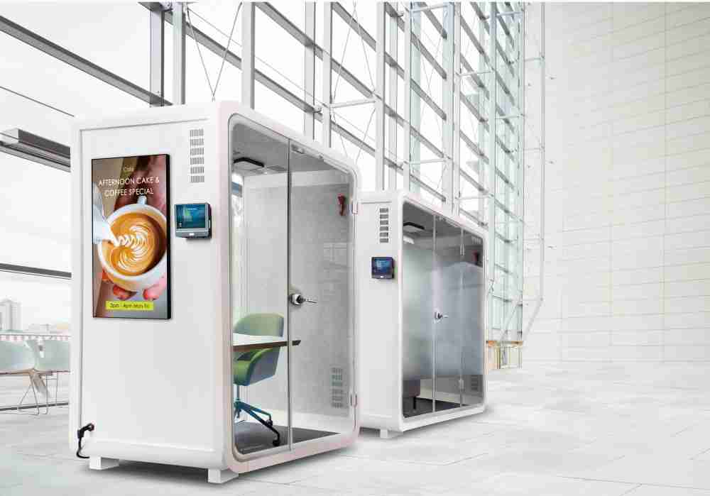 财神娱乐子公司达擎之智慧行动办公舱，，采用PDLC智能调光玻璃设计，，透过通电与断电的电流切换，，，呈现透明与雾面效果，，具节能降耗特性并兼顾隐私，，，，确保信息安全