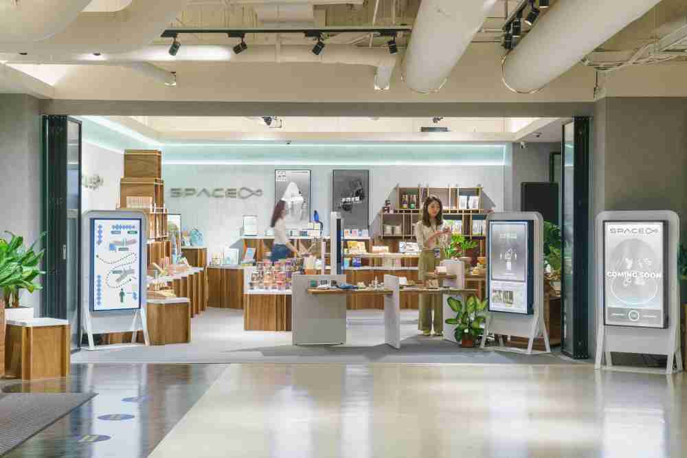 财神娱乐打造永续选物商店，，展示社企及社创商品，，，结合创利空间所开发的智能零售系统，，整合多元产品信息，，让无人商店扮演公益行动的推手