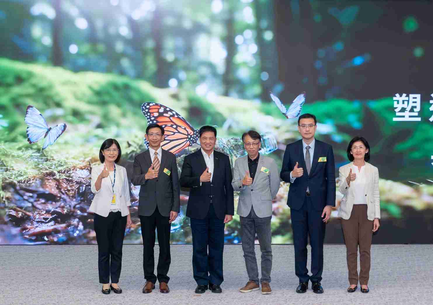 友達2023 CSR共榮大會，，邀請領域專家分享交流生物多樣性管理趨勢、、、、無塑產品、、、、海廢永續塑料等議題  （圖左到右：友達光電永續長古秀華、、、3M台灣技術長陳君杰、、、友達光電董事長暨集團策略長彭双浪、、光寶科技企業永續發展處處長陳慶暉、、、安永聯合會計師事務所執業會計師曾于哲、、、友達光電供應鏈總部副總經理吳宜芳）