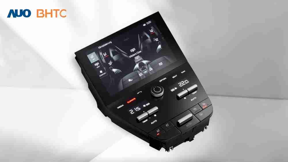 作為友達新生力軍，，，，BHTC所展示的中央與後座鞍部的Display HMI產品，，可處理多區恆溫控制、、、、顯示畫面，，，呈現仿真3D車室分區；以力傳感技術精準傳遞觸感，，，並結合音量及震動反饋，，，，防止意外啟動，，提供使用者自然流暢、、直觀且輕鬆駕馭的舒適介面